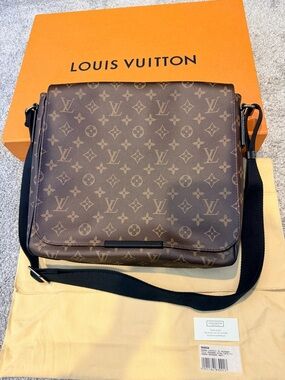 Authentic Louis Vuitton Monogram Canvas Messenger size MM Pristine Condition!